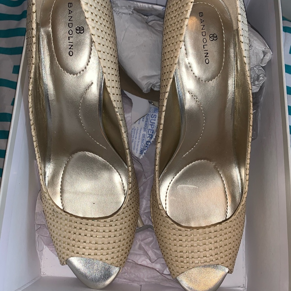 Tan/Gold Bandolino Peep Toe Pumps Size 9